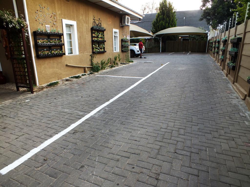Uzuri Guesthouse Cc Windhoek Exteriér fotografie